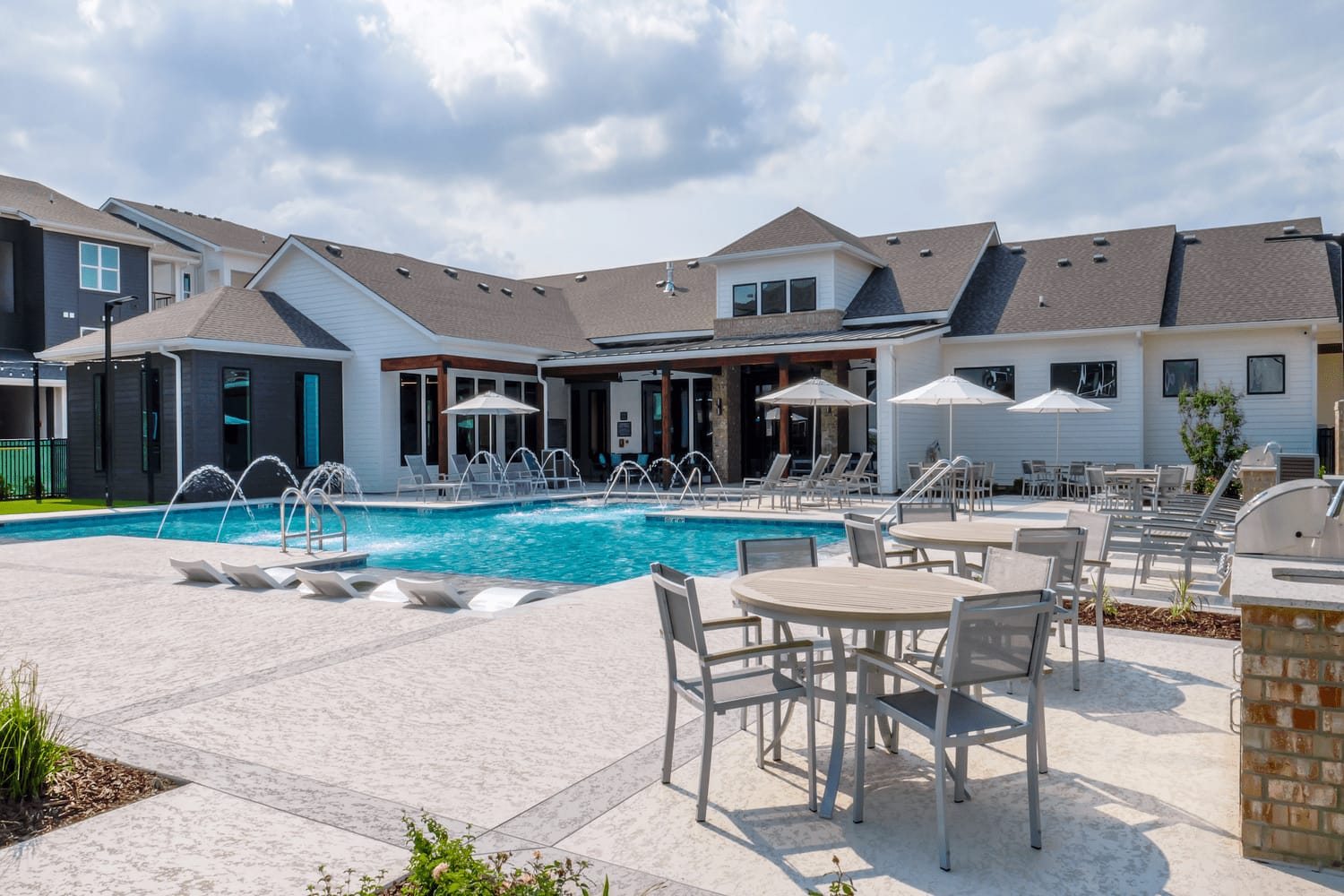 Waters at Bluebonnet: 324 units, 9 buildings, 3 stories